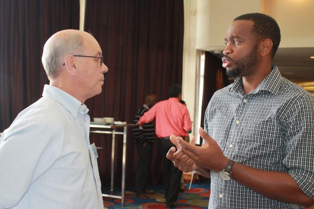 El especialista en desarrollo de proyecto del Centro para el Cambio Climático de la Comunidad del Caribe (5C), Donneil Cain (derecha), conversa con Adrian Cashman, de la Univervsidad de las Indias Occidentales. Crédito: Zadie Neufville/IPS.