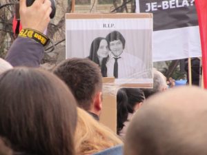 En Eslovaquia, un manifestante sostiene una pancarta con la foto del periodista asesinado Jan Kuciak y su novia Martina Kusnirova. Cientos de miles de personas protestaron en las semanas que siguieron a su muerte, en febrero de 2018, lo que derivó en la renuncia del primer ministro Robert Fico. Crédito: Ed Holt/IPS.