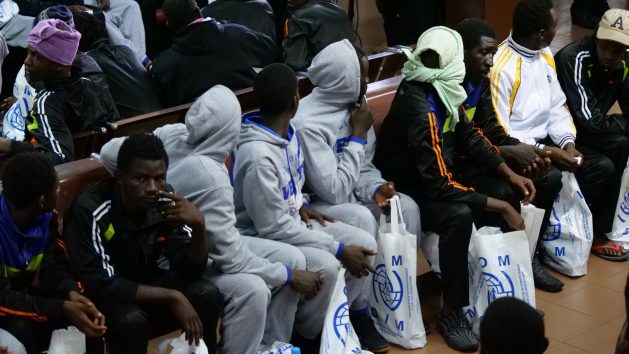 Emigrantes recién retornados a Senegal reciben asistencia al llegar a su país. Crédito: Lucas Chandellier/OIM