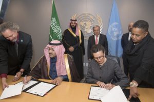 El príncipe heredero de Arabia Saudita, Mohammed bin Salman Al Saud (segundo de la izquierda) firma el Memorando de Contribución Económica Voluntaria, suscrito por su país y la Organización de las Naciones Unidas en 2018 para colaborar con el Plan de Respuesta Humanitaria para Yemen. Crédito: Eskinder Debebe/UN Photo.