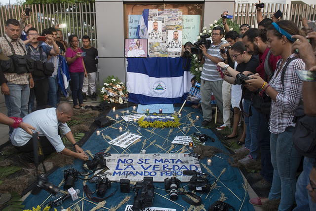Profesionales y estudiantes de comunicación homenajean al periodista de televisión Ángel Gahona en la capital de Nicaragua, el 26 de abril, cinco días después de su asesinato en la ciudad oriental de Bluefields, mientras cubría las protestas contra el gobierno de Daniel Ortega, que persisten en el país desde el 17 de abril. Crédito: Jader Flores/IPS
