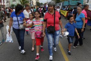 La familia de Eumnice Violeta Cardoso (izquierda), su pareja Isabel Pacheco y sus nietos participan en la Conga de la diversidad, en La Habana, en una de las actividades organizadas durante la 11 Cubana contra la Homofobia y la Transfobia, que se realiza entre el 4 y el 18 de mayo en el país. Crédito: Jorge Luis Baños/IPS