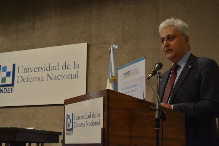Ovais Sarmad, secretario ejecutivo adjunto de la Convención Marco de las Naciones Unidas sobre Cambio Climático, durante su conferencia en Buenos Aires.