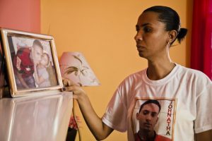 Ana Paula Gomes de Oliveira, ante un retrato de su hijo, Johnatha Oliveira Lima. Crédito: Amnistía Internacional