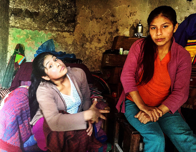 Carmen Rosa (izquierda) y María Elena en su pequeña vivienda en Cajamarca, Perú. Crédito: Andrea Vale/IPS