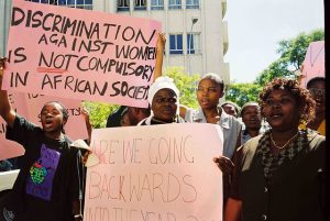 Mujeres activistas de Zimbabwe reclaman desde hace tiempo una justa participación en la toma de decisiones. Crédito: Mercedes Sayagues/IPS.