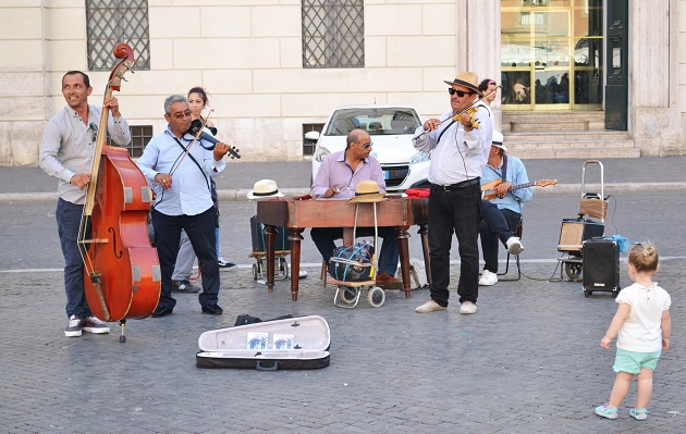 Colosseo band es una banda de músicos callejeros inmigrantes que actúa en Roma desde hace años. Crédito: Maged Srour/IPS.