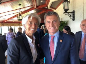 La directora gerente del FMI, Christine Lagarde, y el presidente de Argentina, Mauricio Macri, se encontraron el 9 de junio en Canadá, durante la cumbre del Grupo de los Siete, en que el mandatario argentino asistió como invitado. Crédito: Presidencia de Argentina