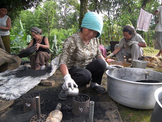 En vez de talar la selva para hacer carbón, estas mujeres chinas usan bambú que vuelve a crecer. Crédito: Cortesía de Inbar.