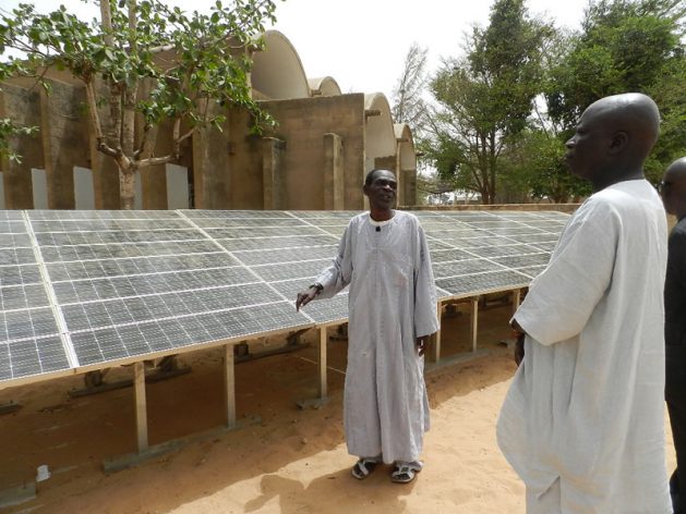 Paneles solares en Dakar, Senegal. Crédito: Fratelli dell'Uomo Onlus/cc by 3.0