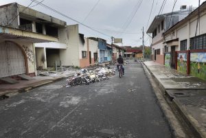 Las calles de las principales localidades turísticas de Nicaragua, como esta del centro de la ciudad de Masaya, tienen una imagen desolada y con las huellas de la destrucción por las protestas populares y la dura represión. Crédito: Manuel Esquivel/IPS