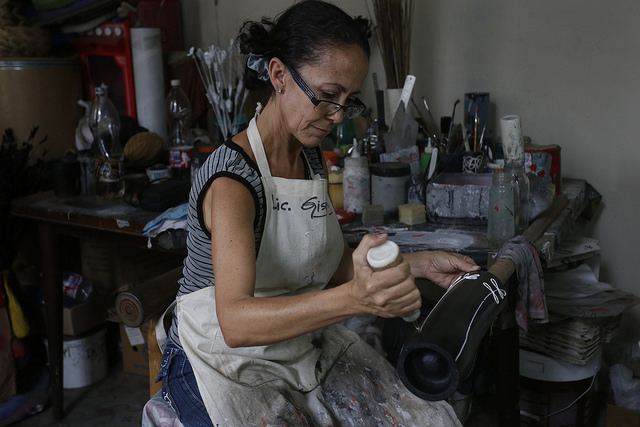 La cofundadora del Proyecto Bambú Centro, Gisela Vilaboy, en su taller en el barrio chino de La Habana. Esta productora de muebles artesanales y otros objetos de bambú es una de las emprendedoras por cuenta propia que los cambios legales no hagan más difícil la actividad privada en Cuba. Crédito: Jorge Luis Baños/IPS