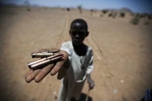 Un niño recolectó balas en Rounyn, una aldea a unos 15 kilómetros al norte de Darfur Norte. La mayoría de la población tuvo que huir en marzo de 2011 por los enfrentamientos entre fuerzas del gobierno y movimientos armados irregulares. Crédito: Albert Gonzalez Farran/UNAMID