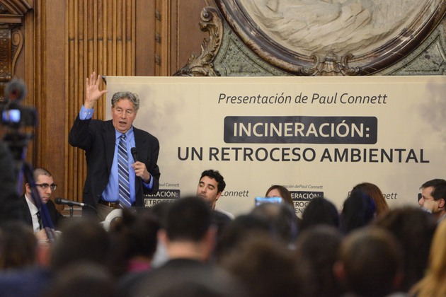El químico británico Paul Connet durante su exposición en la Legislatura de la Ciudad Autónoma de Buenos Aires, en la que cuestionó la incineración de basura y se pronunció a favor de una economía circular, a través de la cual se logre el objetivo de "basura cero". Crédito: Greenpeace Argentina