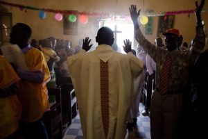 Cristianos sursudaneses celebran la misa de Navidad en la iglesia de El Fasher, en Darfur Norte. Las diferentes iglesias sursudaneses son de las pocas instituciones que permanecen estables en el país. Crédito: Olivier Chassot/UN Photo.