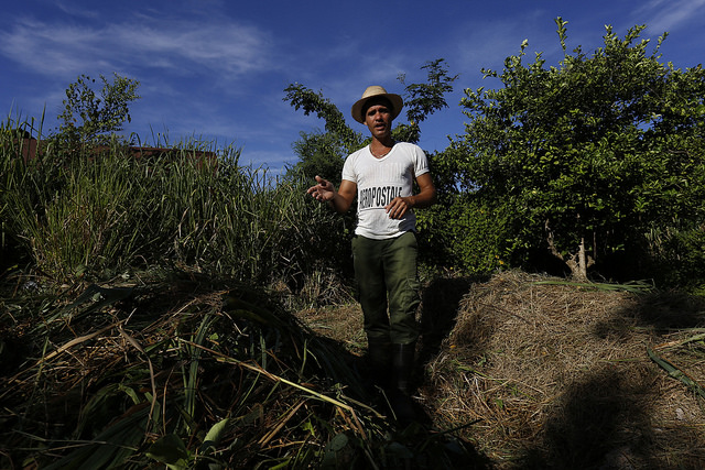 El agricultor Liuber Ojeda muestra el terreno donde obtiene abono orgánico o compost, en la finca 5 de Julio, cerca del barrio de Alamar, en el municipio de Habana del Este, en la capital cubana. Crédito: Jorge Luis Baños/IPS