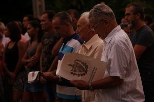 Un grupo de personas asiste al debate en el barrio de Kholy, en el municipio capitalino de Playa, sobre el proyecto de la nueva Constitución de la República de Cuba, como parte de las consultas populares que se desarrollarán sobre su texto hasta noviembre. Crédito: Jorge Luis Baños/IPS