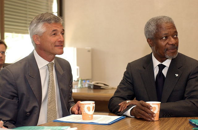 Kofi Annan, el secretario general de la ONU entre 1997 y 2007 y Premio Nobel de la Paz 2001, fallecido el 18 de agosto, junto al brasileño Sergio Vieira de Mello (izquierda), uno de sus hombres de confianza y Alto Comisionado de Derechos Humanos de las Naciones Unidas, muerto en Bagdad en 2003. Crédito: Fundación Sergio Vieira de Mello