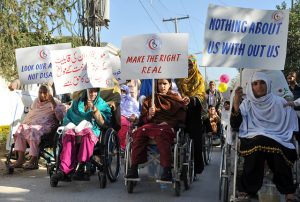 Mujeres con discapacidad protestan en Afganistán en defensa de sus derechos. Crédito: Ashfaq Yusufzai/IPS.