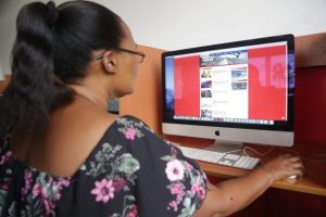 El cumplimiento de normativas que regulan el contenido en Internet hace que la gente tenga miedo de expresar sus opiniones en ese ámbito en Tanzania. Crédito: Erick Kabendera/IPS
