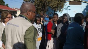 Votantes hacen fila para sufragar en Zimbabwe el 30 de julio de 2018. Emmerson Mnangagwa obtuvo la mayoría de los votos, pero la oposición impugnó el resultado ante el Tribunal Constitucional. Crédito: Cortesía de The Commonwealth/CC By 2.0
