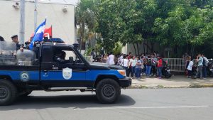 Fuerzas policiales y de choque del gobierno asedian una protesta de estudiantes de medicina que tratan de organizarse el 12 de septiembre en la ciudad de León, a 90 kilómetros al oeste de Managua, la capital de Nicaragua. Crédito: Eddy López/IPS