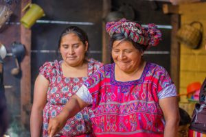 Dos mujeres ixiles de El Quiché, en Guatemala, conociendo nuevas recetas. Crédito: FAO-GT