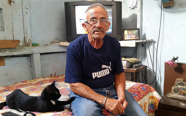 Juani Santos, de 68 años, el primer hombre transexual cubano en hablar abiertamente sobre ese colectivo, en su apartamento en la ciudad de Matanzas, a 67 kilómetros al este de La Habana. Crédito: Ivet González/IPS