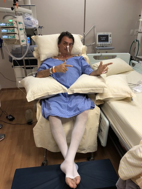 El candidato presidencial de la extrema derecha de Brasil, el capitán retirado Jair Bolsonaro, en el hospital de São Paulo, en el hospital donde se recupera de la agresión de la que fue víctima el 6 de septiembre. Crédito: Flavio Bolsonaro