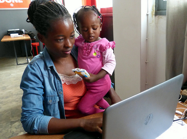 Marcia Julio Vilanculos lleva a su hija pequeña a la capacitación en alfabetización digital, en el centro de innovación Ideario, en Maputo, Mozambique. Los programas de formación deben tener en cuenta las tareas del cuidado que recaen sobre las mujeres. Crédito: Mercedes Sayagues/IPS.