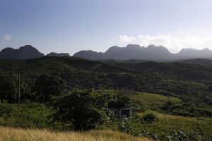 Paisaje de la localidad montañosa de La Palma, en el extremo occidental de Cuba y uno de los primeros municipios en beneficiarse con el el Programa de Innovación Agrícola Local. Crédito: Jorge Luis Baños/IPS