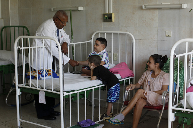 El profesor Alberto Céspedes Castillo saluda a pacientes de la sala de pediatría del Instituto Nacional de Oncología y Radiobiología de El Vedado, ubicado en el municipio Plaza de La Revolución, de La Habana, en Cuba. Crédito: Jorge Luis Baños/IPS