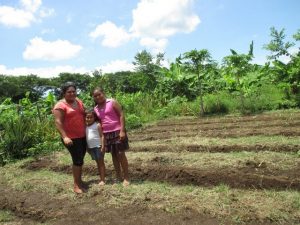 Con sus hijas Sianny y Eloísa, la nicaragüense Dania López produce la tierra agroecológicamente