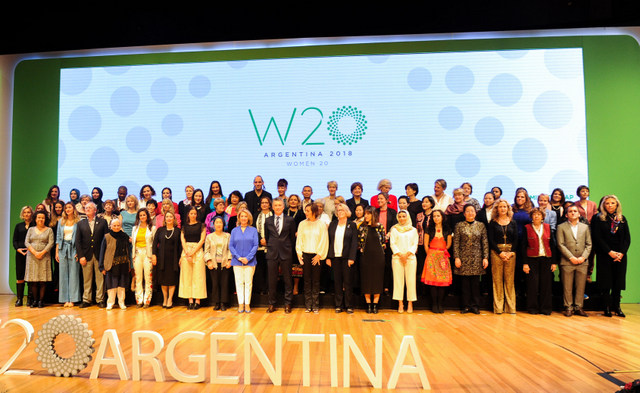 Foto de familia de las delegadas que participaron en Buenos Aires en la Cumbre de Women 20, tras entregar su documento de recomendaciones al presidente argentino, Mauricio Macri, en el centro de la imagen. Los planteamientos integrarán la agenda de la cumbre del Grupo de los 20 (G20), que se realizará en diciembre en la capital argentina. Crédito: G20