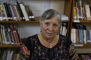 La psiquiatra y especialista en género Lourdes Teresita Rebustillo mientras conversa con IPS en la sede del no gubernamental Centro Cristiano Lavastida, en la ciudad de Santiago de Cuba, en el este del país. Crédito: Jorge Luis Baños/IPS