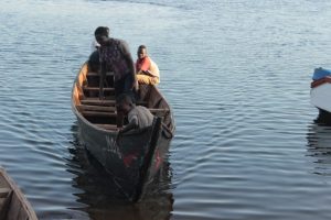 Pescadores en la parte ugandesa del lago Victoria. Uganda prueba métodos no tradicionales de pesca, como la piscicultura con jaulas. Crédito: Wambi Michael/IPS