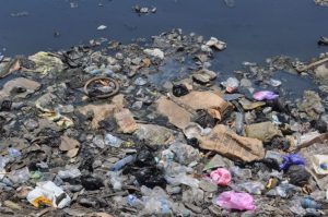 Los plásticos contaminan cada vez más los mares y los océanos, y amenazan los ecosistemas marinos. Crédito: Busani Bafana/IPS.