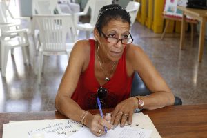 La cubana Belkis Rondón, víctima de violencia machista y quien no puede disfrutar de una vivienda, porque su exmarido se niega a permutar la que compartían por dos separadas para cada uno, sin que las autoridades brinden solución para su caso. Crédito: Jorge Luis Baños/IPS