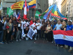Inmigrantes en Chile, un polo de atracción de la migración dentro de América Latina, celebran ondeando banderas de sus países en la emblemática Plaza de Armas de Santiago la Fiesta de las Culturas por una Migración Digna, el 18 de diciembre, el Día Internacional del Migrante. Crédito: Orlando Milesi/IPS