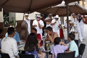Un grupo de música tradicional cubana ameniza la terraza de un establecimiento estatal que ofrece servicios de gastronomía al turismo internacional, en un una calle de La Habana Vieja, en Cuba. Crédito: Jorge Luis Baños/IPS