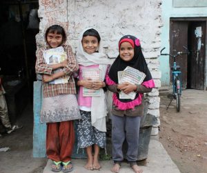 Niñas en edad escolar en la zona rural de Bihar, en India. En la mayoría de los pueblos indios una de cada 10 niñas de entre 10 y 14 años no van a la escuela para ayudar en las tareas del hogar. Crédito: Manipadma Jena/IPS