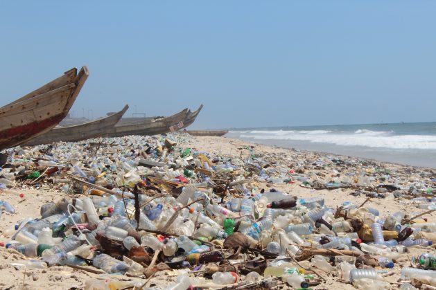 Ghana importa unas 2,58 millones de toneladas de plásticos al año, de los cuales alrededor de 73 por ciento terminan en los vertederos. Crédito: Albert Oppong-Ansah/IPS.