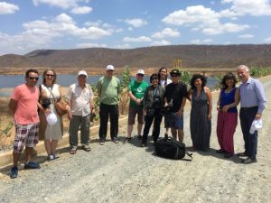 Periodistas sudamericanos participantes en el encuentro en el Semiárido que analizó los problemas de agua y energía en Paraíba, en Brasil. En su apogeo, en 2013, el distrito del Perímetro irrigado de Várzea de Sousa produjo el equivalente a 6,5 millones de dólares. La sequía derrumbó la producción a 1,6 millones en 2016. Pero ahora los agricultores volvieron a poder regar tres días a la semana. Crédito: Orlando Milesi/IPS