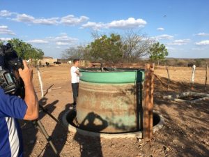 El biodigestor que genera gas metano y abono orgánico a partir de las excretas de animales, en Várzea Comprida dos Oliveiras, en el municipio de Pombal. Joaquim Soza, estudiante de ingeniería ambiental, cuenta que el gas se utiliza en la panadería comunitaria que opera un grupo de mujeres, mientras los biofertilizantes nutren los cultivos ecológicos de la comunidad. Crédito: Orlando Milesi/IPS