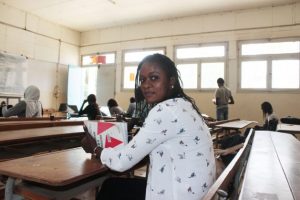 La estudiante de Derecho, Judia Ndiaye, espera terminar su maestría en la Universidad Cheij Anta Diop (UCAD), de Senegal, en 2019. Ndiaye es una migrante retornada. Crédito: Samuelle Paul Banga/IPS.