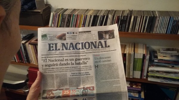 Con su última edición impresa, del viernes 14 de diciembre de 2018, el diario El Nacional se propone "un descanso en el camino" hasta poder reaparecer con un titular como "Venezuela regresa a la democracia". Crédito: Humberto Márquez/IPS