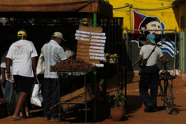 Algunos consumidores adquieren alimentos en un mercado que gestionan trabajadores por cuenta propia, en el municipio de La Lisa, uno de los que integran La Habana. En torno a 80 por ciento de los alimentos que se consumen en Cuba son importados, una carga para su alicaída economía. Crédito: Jorge Luis Baños/IPS