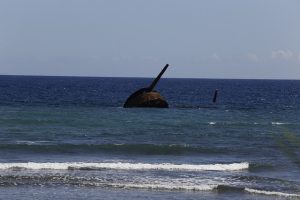 Los restos de un barco de guerra hundido hace más de 120 años, desde la orilla de la playa de Juan González, en el municipio Guamá, en el este de Cuba. Algunas de estas piezas están amenazadas por los cambios ocurridos en la dinámica costera que se relacionan con el cambio climático. Crédito: Jorge Luis Baños/IPS