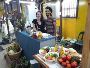Malena Vecellio y Leandro Ladrú, en su puesto de venta de vegetales ecológicos en la estación ferroviaria de Chacarita, en Buenos Aires, a donde llegan cada sábado desde Florencio Varela, en una de las zonas más pobres de la periferia de la capital argentina, con su producción y la de otros agricultores de parcelas vecinas. Crédito: Daniel Gutman/IPS