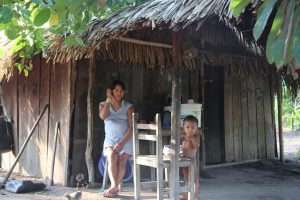 Una madre recién entrada en la adolescencia, junto a su pequeño hijo y embarazada de nuevo, en la aldea indígena Sawré Muybu, en el estado amazónico de Pará, en el norte de Brasil. El embarazo adolescente es uno de los problemas comunes que afronta América Latina. Crédito: Fabiana Frayssinet/IPS